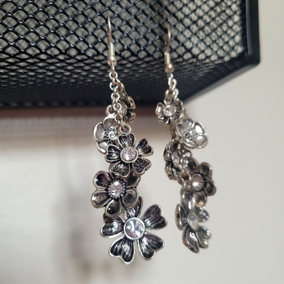 Flower Dangle earrings with crystal gems - Picture 2 of 4